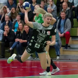 v.li.: Pia Adams (TV Beyeröhde, 13) beim Wurf, Spielszene, Aktion, Action, Handball, 2. Bundesliga Frauen, SV Werder Bremen - TV Beyeröhde