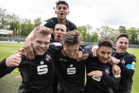 1. FC Köln U19 - MSV Duisburg U19 Fussball A-Junioren Bundesliga 2018 2019 Franz- Kremer-Stadion Koeln Deutschland Datum: 28.04.2019 Links: Luca Vincent Schlax (1. FC Köln) Mitte: Noah Katterbach (1. FC Köln) Rechts: Torschütze zum 1:0 Anil Aydin (1. FC Köln) *** 1 FC Köln U19 MSV Duisburg U19 Football A Juniors Bundesliga 2018 2019 Franz Kremer Stadium Cologne Germany Date 28 04 2019 Links Luca Vincent Schlax 1 FC Köln Mitte Noah Katterbach 1 FC Köln Right Scorer to 1 0 Anil Aydin 1 FC Köln