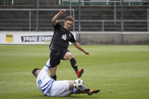 1. FC Köln U19 - MSV Duisburg U19 Fussball A-Junioren Bundesliga 2018 2019 Franz- Kremer-Stadion Koeln Deutschland Datum: 28.04.2019 Oben: Noah Katterbach (1. FC Köln) Unten: Can Mikail Nazikkol (Duisburg) *** 1 FC Cologne U19 MSV Duisburg U19 Football A Juniors Bundesliga 2018 2019 Franz Kremer Stadium Cologne Germany Date 28 04 2019 Top Noah Katterbach 1 FC Cologne Bottom Can Mikail Nazikkol Duisburg