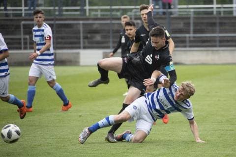 1. FC Köln U19 - MSV Duisburg U19 Fussball A-Junioren Bundesliga 2018 2019 Franz- Kremer-Stadion Koeln Deutschland Datum: 28.04.2019 Oben: Tomas Ostrak (1. FC Köln) Unten: Tobias Wieschhaus (Duisburg) *** 1 FC Cologne U19 MSV Duisburg U19 Football A Juniors Bundesliga 2018 2019 Franz Kremer Stadium Cologne Germany Date 28 04 2019 Top Tomas Ostrak 1 FC Cologne Bottom Tobias Wieschhaus Duisburg