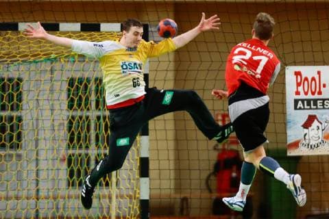 27.04.2019, xtgx, Handball 3. Liga Nord, SC Magdeburg YoungsterS - HSV Hannover emspor, v.l. Phil Doehler (Magdeburg) Parade, hält den Ball, fängt den Ball, pariert gegen Johannes Kellner (Hannover) Magdeburg