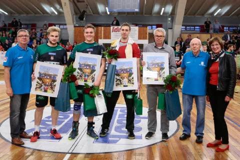 27.04.2019, xtgx, Handball 3. Liga Nord, SC Magdeburg YoungsterS - HSV Hannover emspor, v.l. SC Magdeburg verabschiedet Alexander Reimann, Max Neuhaus, Phil Doehler und Benedikt Hack (vertreten durch seinen Vater durch Verletzung) Magdeburg