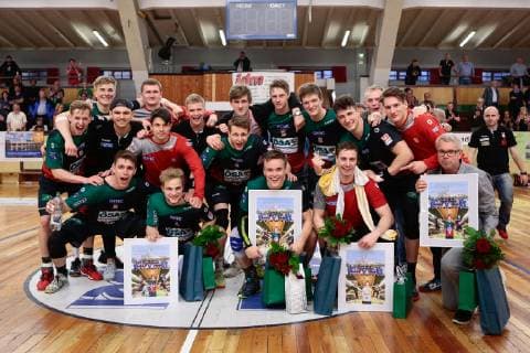 27.04.2019, xtgx, Handball 3. Liga Nord, SC Magdeburg YoungsterS - HSV Hannover emspor, v.l. Mannschaftsfoto Magdeburg; Verabschiedung von (unten v.l.) Alxander Reimann, Max Neuhaus, Phil Doehler, Benedikt Hack (vertreten durch seinen Vater) Magdeburg