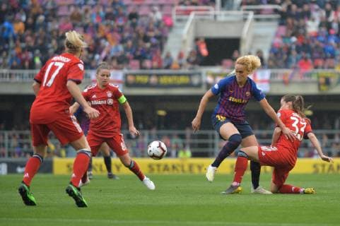 Melanie Leupolz (FC Bayern Muenchen, Melli Leupolz) gegen Hamraoui, Kheira FC Barcelona Barca Barcelona, Spanien, 28.04.2019, Fussball, Frauenfussball, FC Barcelona - FC Bayern München