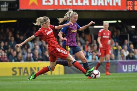Kathrin Hendrich (FC Bayern Muenchen) gegen Duggan, Toni FC Barcelona Barca Barcelona, Spanien, 28.04.2019, Fussball, Frauenfussball, FC Barcelona - FC Bayern München