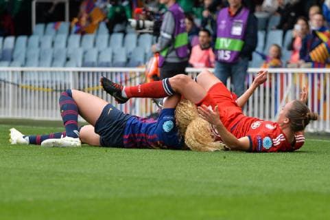 Gina Lewandowski (FC Bayern Muenchen) gegen Hamraoui, Kheira FC Barcelona Barca Barcelona, Spanien, 28.04.2019, Fussball, Frauenfussball, FC Barcelona - FC Bayern München
