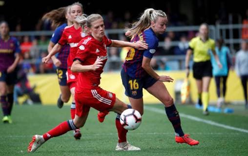 FC Barcelona Barca s British player Toni Duggan (R) in action against Bayern Munich s Lina Magull during their Women s Champions League semifinal first leg match at the Mini Estadi in Barcelona, Spain, 28 April 2019. FC Barcelona vs. Bayern Munich !ACHTUNG: NUR REDAKTIONELLE NUTZUNG!  Copyright: xAlbertoxEstévezx GRAF9608 20190428-636920580552885978