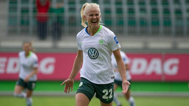 v.li.: Torschützin Pernille Harder (VfL Wolfsburg, 22) mit Torjubel, Jubel, Freude über das Tor zum 3:0, DIE DFB-RICHTLINIEN UNTERSAGEN JEGLICHE NUTZUNG VON FOTOS ALS SEQUENZBILDER UND ODER VIDEOA?HNLICHE FOTOSTRECKEN. DFB REGULATIONS PROHIBIT ANY USE OF PHOTOGRAPHS AS IMAGE SEQUENCES AND OR QUASI-VIDEO., Fussball, Allianz Frauen-Bundesliga, VfL Wolfsburg - SC Sand