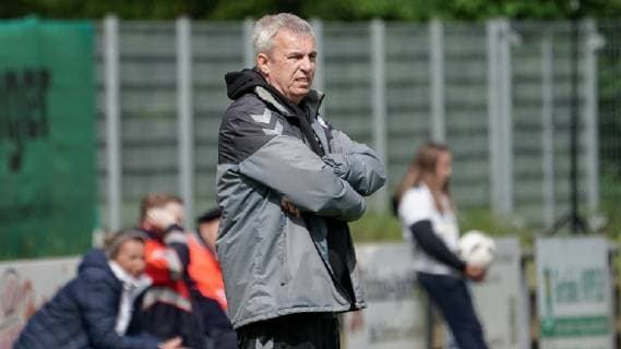 Steffen Beck (Trainer, Cheftrainer, Jena), Einzelbild, Aktion, Action, Fussball, 2. Frauen-Bundesliga, TSG 1899 Hoffenheim II (U20) - FF USV Jena, DFB DFL REGULATIONS PROHIBIT ANY USE OF PHOTOGRAPHS AS IMAGE SEQUENCES AND OR QUASI-VIDEO.