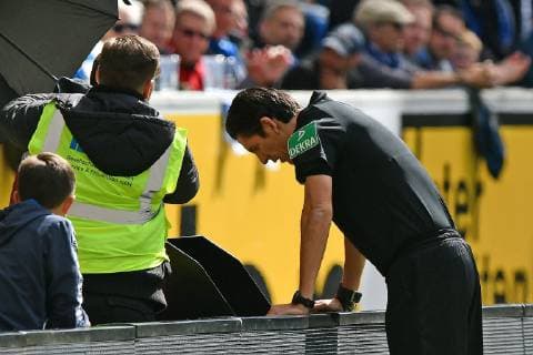 28.04.2019, xfux, Fussball 1.Bundesliga, TSG 1899 Hoffenheim - VfL Wolfsburg, emspor, v.l. Referee Schiedsrichter Deniz Aytekin Videobeweis Video Assistent Video Beweis (DFL DFB REGULATIONS PROHIBIT ANY USE OF PHOTOGRAPHS as IMAGE SEQUENCES and or QUASI-VIDEO) Sinsheim *** 28 04 2019 xfux Football 1 Bundesliga TSG 1899 Hoffenheim VfL Wolfsburg emspor v l Referee Referee Referee Deniz Aytekin Video proof Video assistant Video proof DFL DFB REGULATIONS PROHIBIT ANY USE OF PHOTOGRAPHS as IMAGE SEQUENCES and or QUASI VIDEO Sinsheim