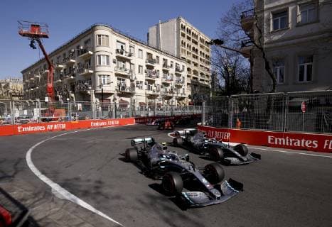 Sport Bilder des Tages Motorsports: FIA Formula One World Championship WM Weltmeisterschaft 2019, Grand Prix of Azerbaijan, Start, 77 Valtteri Bottas (FIN, Mercedes AMG Petronas Motorsport), 44 Lewis Hamilton (GBR, Mercedes AMG Petronas Motorsport), Baku Azerbaijan