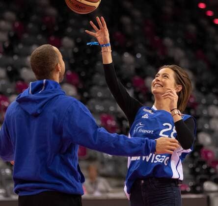 Bonn, Deutschland, 28.04.2019, Basketball Bundesliga, BBL, Telekom Baskets Bonn vs. Fraport Skyliners: Jennifer Lange, Andrej Mangold (Frankfurt) nach dem Spiel.