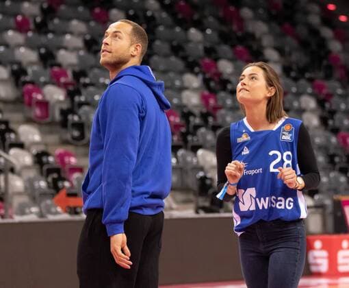 Bonn, Deutschland, 28.04.2019, Basketball Bundesliga, BBL, Telekom Baskets Bonn vs. Fraport Skyliners: Jennifer Lange, Andrej Mangold (Frankfurt) nach dem Spiel.