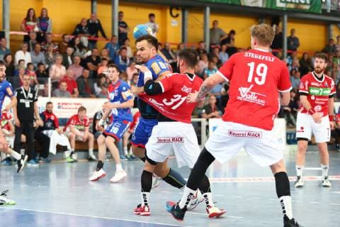 Benjamin Meschke (Balingen) im Zweikampf mit Bjoern Zintel (Huettenberg) TV Huettenberg vs HBW Balingen-Weilstetten, Handball, 2. Bundesliga, 28.04.2019 TV Huettenberg vs HBW Balingen-Weilstetten, Handball, 2. Bundesliga, 28.04.2019 Huettenberg Copyright: xEIBNER RenexWeissx EP_RWS