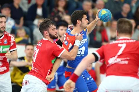 Jannik Hausmann (Balingen) im Zweikampf mit Bjoern Zintel (Huettenberg) TV Huettenberg vs HBW Balingen-Weilstetten, Handball, 2. Bundesliga, 28.04.2019 TV Huettenberg vs HBW Balingen-Weilstetten, Handball, 2. Bundesliga, 28.04.2019 Huettenberg Copyright: xEIBNER RenexWeissx EP_RWS