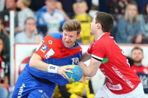 Lars Friedrich (Balingen) im Zweikampf mit Johannes Klein (Huettenberg) TV Huettenberg vs HBW Balingen-Weilstetten, Handball, 2. Bundesliga, 28.04.2019 TV Huettenberg vs HBW Balingen-Weilstetten, Handball, 2. Bundesliga, 28.04.2019 Huettenberg Copyright: xEIBNER RenexWeissx EP_RWS