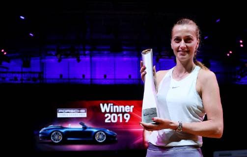 WTA-Turnier in Stuttgart WTA-Turnier in Stuttgart, Finale, Kvitova - Kontaveit BAU 28.04.2019 Stuttgart Tennis Porsche Tennis Grand Prix, Finale, Petra KVITOVA (CZE)mit ihrem Pokal bei der Siegerehrung vor dem Siegerauto 911 Carreera