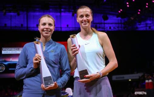Sport Bilder des Tages BAU 28.04.2019 Stuttgart Tennis Porsche Tennis Grand Prix, Finale, v.l. Anett KONTAVEIT (EST), Siegerin Petra KVITOVA (CZE) bei der Siegerehrung