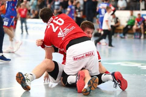 Tobias Hahn (Huettenberg, oben) und Moritz Lambrecht (Huettenberg, unten) feiern den Sieg gegen Balingen TV Huettenberg vs HBW Balingen-Weilstetten, Handball, 2. Bundesliga, 28.04.2019 TV Huettenberg vs HBW Balingen-Weilstetten, Handball, 2. Bundesliga, 28.04.2019 Huettenberg Copyright: xWeissx Eibner-Pressefotox EP_rws