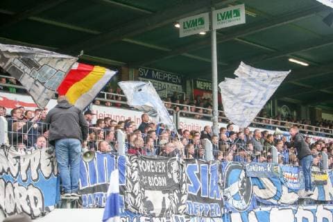 Meppen, 27.04.2019, Hänsch-Arena, Fußball, Herren, 3. Liga, 35. Spieltag , SV Meppen - FSV Zwickau , Im Bild: Fans vom SV Meppen , Gemäß den Vorgaben des DFB Deutscher Fußball Bund ist es untersagt, in dem Stadion und oder vom Spiel angefertigte Fotoaufnahmen in Form von Sequenzbildern und oder videoähnlichen Fotostrecken zu verwerten bzw. verwerten zu lassen. DFB regulations prohibit any use of photographs as image sequences and or quasi-video.