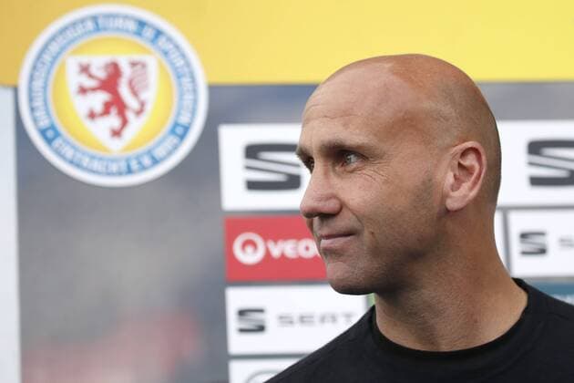 28.04.2019, Eintracht Stadion, Braunschweig, Ligaspiel, 3. Liga, Eintracht Braunschweig vs SC Preussen Muenster, im Bild Andre Schubert (Trainer, Braunschweig) (Wichtiger Hinweis: Der DFB untersagt die Verwendung von Sequenzbildern im Internet und in Online-Medien waehrend des Spiels (einschließlich Halbzeit). Sperrfrist! Der DFB erlaubt die Publikation und Weiterverwertung der Bilder auf mobilfunkfaehigen Endgeraeten (insbesondere MMS) und ueber DVB-H und DMB erst nach Spielende.) Eintracht Braunschweig vs SC Preussen Muenster