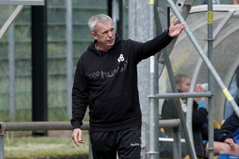 Steffen Beck (Trainer, Cheftrainer, Jena), gibt Anweisungen, gestikuliert, mit den Armen gestikulieren, gives instructions, gesticulate, Einzelbild, Aktion, Action, Fussball, 2. Frauen-Bundesliga, TSG 1899 Hoffenheim II (U20) - FF USV Jena, DFB DFL REGULATIONS PROHIBIT ANY USE OF PHOTOGRAPHS AS IMAGE SEQUENCES AND OR QUASI-VIDEO.