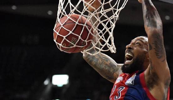 Derrick Williams (FC Bayern), bei einem dunking ALBA Berlin - FC Bayern München Basketball Basketball, easy Credit BBL , Herren, Maenner, Männer, men, Saison 2018 2019 Berlin, 28.4.2019, Mercedes-Benz Arena
