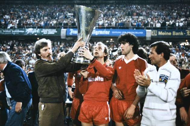 HOELZENBEIN Bernd Team Eintracht Frankfurt bei der Siegeehrung mit UEFA Pokal mit GRABOWSKI Juergen UEFA CUP Finale 1980 im Frankfurter Waldstadion Eintracht Frankfurt- Borussia Moenchengladbach 1 : 0 am 21. Mai 1980 in Frankfurt