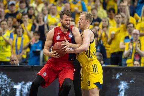 Basketball Berlin 28.04.2019 easyCredit-BBL 1. Bundesliga Saison 2018 2019 Alba Berlin - FC Bayern München Luke Sikma (Alba Berlin, No.43) Danilo Barthel (München, No.22)