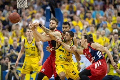 Basketball Berlin 28.04.2019 easyCredit-BBL 1. Bundesliga Saison 2018 2019 Alba Berlin - FC Bayern München Peyton Siva (Alba Berlin, No.03) Danilo Barthel (München, No.22) Johannes Thiemann (Alba Berlin, No.32) hi. Nihad Djedovic (München, No.14) Dedovic re.