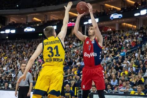 Basketball Berlin 28.04.2019 easyCredit-BBL 1. Bundesliga Saison 2018 2019 Alba Berlin - FC Bayern München Nemanja Dangubic (München, No.01) Rokas Giedraitis (Alba Berlin, No.31)