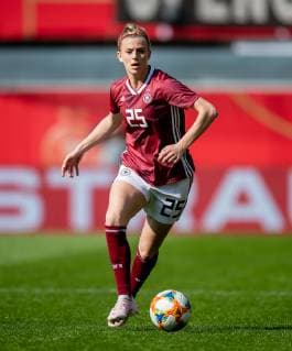 9. April 2019: Paderborn, Benteler Arena: Fussball Laenderspiel Frauen: Deutschland - Japan: Deutschlands Johanna Elsig am Ball.