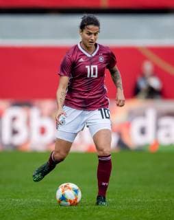 9. April 2019: Paderborn, Benteler Arena: Fussball Laenderspiel Frauen: Deutschland - Japan: Deutschlands Dzsenifer Marozsan am Ball.