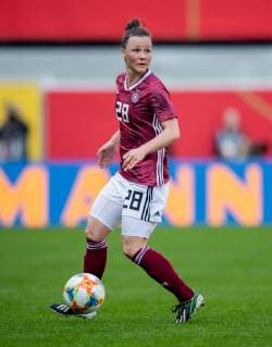 9. April 2019: Paderborn, Benteler Arena: Fussball Laenderspiel Frauen: Deutschland - Japan: Deutschlands Marina Hegering am Ball.