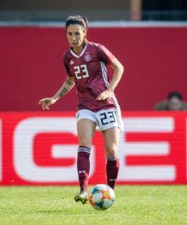 9. April 2019: Paderborn, Benteler Arena: Fussball Laenderspiel Frauen: Deutschland - Japan: Deutschlands Sara Doorsoun am Ball.