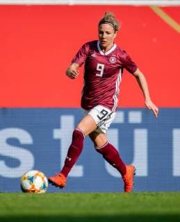 9. April 2019: Paderborn, Benteler Arena: Fussball Laenderspiel Frauen: Deutschland - Japan: Deutschlands Svenja Huth am Ball.