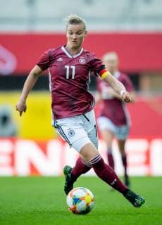 9. April 2019: Paderborn, Benteler Arena: Fussball Laenderspiel Frauen: Deutschland - Japan: Deutschlands Alexandra Popp am Ball. *** 9 April 2019 Paderborn Benteler Arena soccer international women Germany Japan Germany Alexandra Popp on the ball