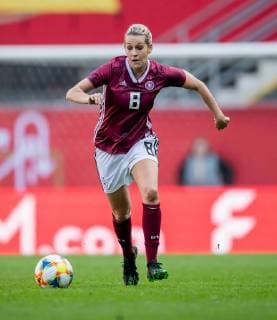 9. April 2019: Paderborn, Benteler Arena: Fussball Laenderspiel Frauen: Deutschland - Japan: Deutschlands Lena Goessling am Ball.