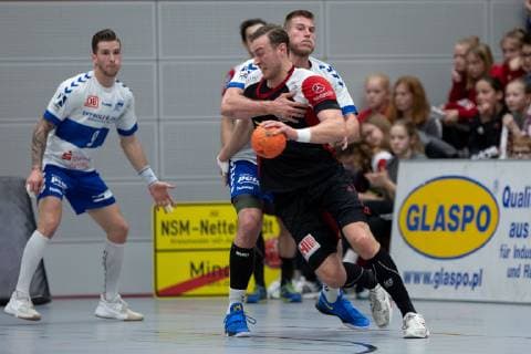Lübbecke, Deutschland 28.04.2019: 2. Handball Bundesliga - 2018 2019 - TuS-N-Lübbecke vs. Dessau Roßlauer HV (L-R) Jo Gerrit Genz (Lübbecke), Daniel Zele (Dessau) Lübbecke Nordrhein-Westfalen Deutschland Merkur Arena