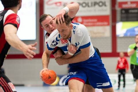 Lübbecke, Deutschland 28.04.2019: 2. Handball Bundesliga - 2018 2019 - TuS-N-Lübbecke vs. Dessau Roßlauer HV (L-R) Jo Gerrit Genz (Lübbecke), Bruno Zimmermann (Dessau) Lübbecke Nordrhein-Westfalen Deutschland Merkur Arena