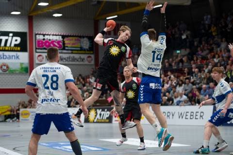 Lübbecke, Deutschland 28.04.2019: 2. Handball Bundesliga - 2018 2019 - TuS-N-Lübbecke vs. Dessau Roßlauer HV (M-R) Valentin Spohn (Lübbecke), Florian Pfeiffer (Dessau) Lübbecke Nordrhein-Westfalen Deutschland Merkur Arena