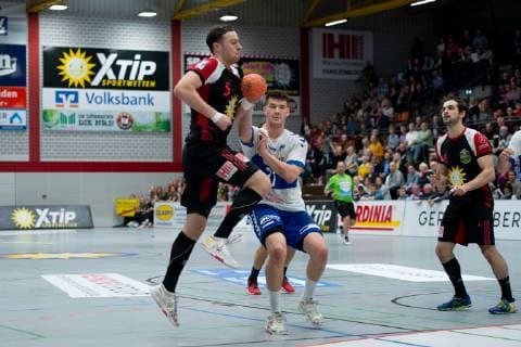 Lübbecke, Deutschland 28.04.2019: 2. Handball Bundesliga - 2018 2019 - TuS-N-Lübbecke vs. Dessau Roßlauer HV (L-R) Jo Gerrit Genz (Lübbecke), Philip Jungemann (Dessau) Lübbecke Nordrhein-Westfalen Deutschland Merkur Arena