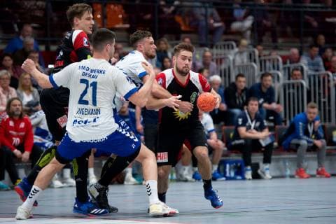 Lübbecke, Deutschland 28.04.2019: 2. Handball Bundesliga - 2018 2019 - TuS-N-Lübbecke vs. Dessau Roßlauer HV (L-R) Patryk Walczak (Lübbecke), Philip Jungemann (Dessau), Bruno Zimmermann (Dessau), Kenji Hövels (Lübbecke) Lübbecke Nordrhein-Westfalen Deutschland Merkur Arena