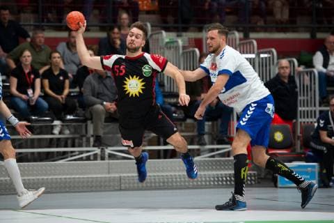 Lübbecke, Deutschland 28.04.2019: 2. Handball Bundesliga - 2018 2019 - TuS-N-Lübbecke vs. Dessau Roßlauer HV (L-R) Kenji Hövels (Lübbecke), Bruno Zimmermann (Dessau) Lübbecke Nordrhein-Westfalen Deutschland Merkur Arena