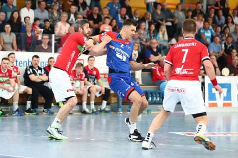 Rene Zobel (Balingen) im Zweikampf mit Christian Rompf (Huettenberg) TV Huettenberg vs HBW Balingen-Weilstetten, Handball, 2. Bundesliga, 28.04.2019 TV Huettenberg vs HBW Balingen-Weilstetten, Handball, 2. Bundesliga, 28.04.2019 Huettenberg Copyright: xEIBNER RenexWeissx EP_RWS