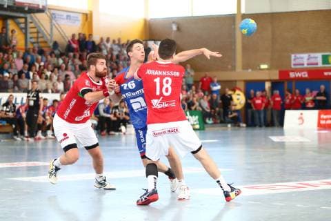 Lukas Saueressig (Balingen) im Zweikampf mit Ragnar Johannsson (Huettenberg) TV Huettenberg vs HBW Balingen-Weilstetten, Handball, 2. Bundesliga, 28.04.2019 TV Huettenberg vs HBW Balingen-Weilstetten, Handball, 2. Bundesliga, 28.04.2019 Huettenberg Copyright: xEIBNER RenexWeissx EP_RWS