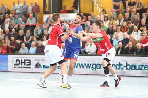 Juan de la Pena Morales (Balingen) im Zweikampf mit Moritz Lambrecht (Huettenberg, links) und Ragnar Johannsson (Huettenberg) TV Huettenberg vs HBW Balingen-Weilstetten, Handball, 2. Bundesliga, 28.04.2019 TV Huettenberg vs HBW Balingen-Weilstetten, Handball, 2. Bundesliga, 28.04.2019 Huettenberg Copyright: xEIBNER RenexWeissx EP_RWS