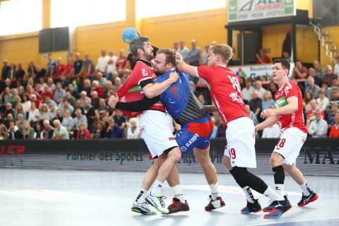 Marcel Niemeyer (Balingen) im Zweikampf mit Christian Rompf (Huettenberg, links) und Markus Stegefelt (Huettenberg) TV Huettenberg vs HBW Balingen-Weilstetten, Handball, 2. Bundesliga, 28.04.2019 TV Huettenberg vs HBW Balingen-Weilstetten, Handball, 2. Bundesliga, 28.04.2019 Huettenberg Copyright: xEIBNER RenexWeissx EP_RWS