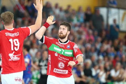 Moritz Lambrecht (Huettenberg, rechts) und Markus Stegefelt (Huettenberg) klatschen sich ab TV Huettenberg vs HBW Balingen-Weilstetten, Handball, 2. Bundesliga, 28.04.2019 TV Huettenberg vs HBW Balingen-Weilstetten, Handball, 2. Bundesliga, 28.04.2019 Huettenberg Copyright: xEIBNER RenexWeissx EP_RWS