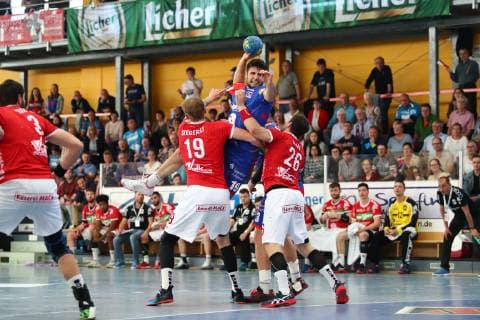 Juan de la Pena Morales (Balingen) im Zweikampf mit Markus Stegefelt (Huettenberg, links) und Tobias Hahn (Huettenberg) TV Huettenberg vs HBW Balingen-Weilstetten, Handball, 2. Bundesliga, 28.04.2019 TV Huettenberg vs HBW Balingen-Weilstetten, Handball, 2. Bundesliga, 28.04.2019 Huettenberg Copyright: xEIBNER RenexWeissx EP_RWS